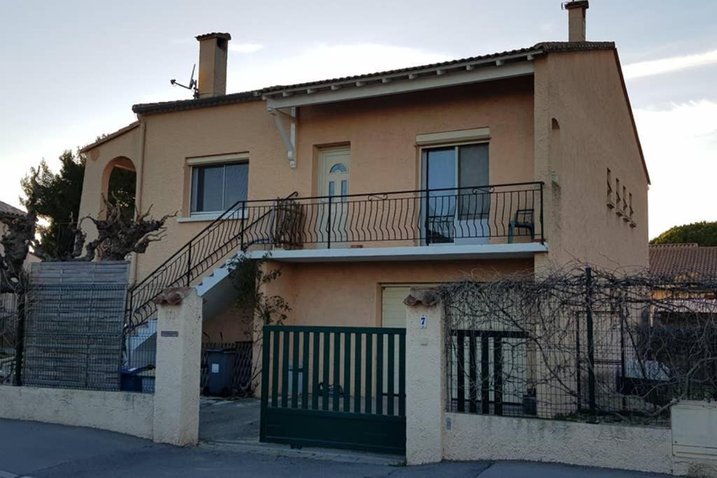 Appartement Un charmant logement à Aigues-Mortes Extérieur photo